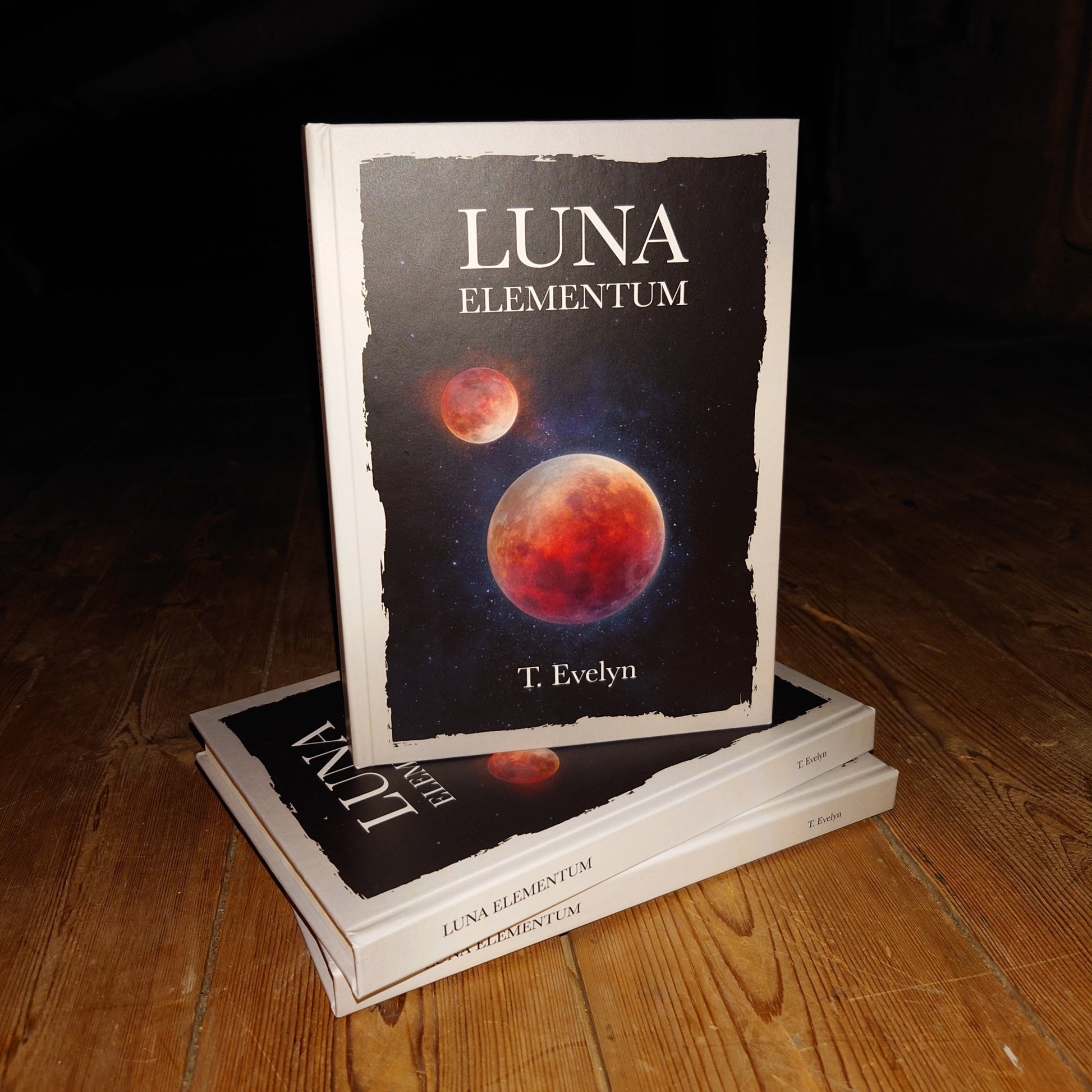 Boken Luna elementum, stående og liggende.